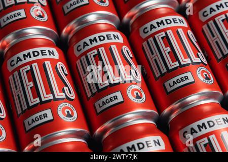 LONDRA - 20 MARZO 2024: Bevanda lager artigianale Camden Hells in barattoli rossi Foto Stock