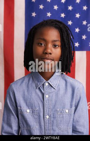 Bambini, ritratti e ragazzo nero con bandiera americana in studio per la libertà, l'evento o l'orgoglio patriottico. Faccia, immigrazione e bambino africano con bandiera USA Foto Stock
