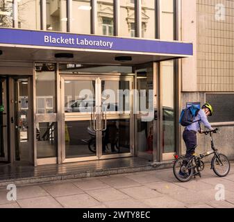 La facciata del Blackett Laboratory in Prince Consort Rd, South Kensington, Londra; ospita il dipartimento di fisica dell'Imperial College. Foto Stock