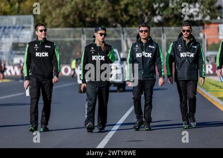 Melbourne, Australia. 20 marzo 2024. Zhou Guanyu della Cina e Stake F1 Team Kick Sauber camminando sulla pista davanti al Gran Premio di F1 d'Australia sul circuito Albert Park Grand Prix il 20 marzo 2024 a Melbourne. Credito: SOPA Images Limited/Alamy Live News Foto Stock