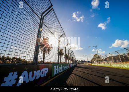 Melbourne, Australia. 20 marzo 2024. I preparativi in pista terminano davanti al Gran Premio di F1 d'Australia sul circuito Albert Park Grand Prix di Melbourne. (Foto di George Hitchens/SOPA Images/Sipa USA) credito: SIPA USA/Alamy Live News Foto Stock