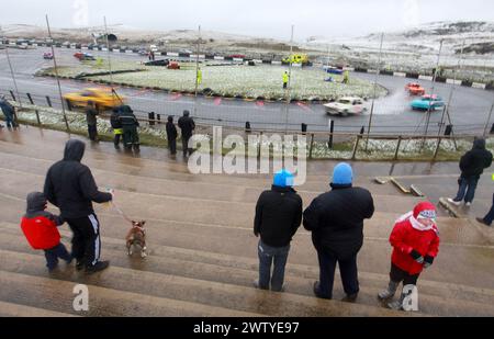 04/03/2012..i piloti di Banger faticano a percorrere una pista ghiacciata mentre gli spettatori sfidano la neve e le temperature sotto lo zero per assistere al primo appuntamento del campionato Foto Stock