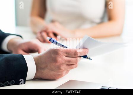 Avvocato con cliente, capo riunione dei dipendenti, guida degli studenti con consulente, colloquio di lavoro con datore di lavoro o consulenza fiscale. Assicurazione, prestito legale o bancario. Foto Stock