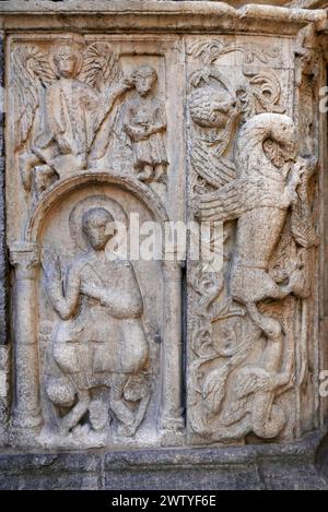 Basilica di San fedele a Como, Italia . La porta nord-est, dettagli in bassorilievo romanico Foto Stock