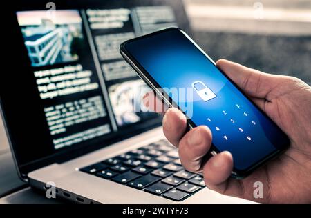 Password del telefono per proteggere i dati online da frodi e truffe da parte degli hacker. Sicurezza informatica e privacy personale. Blocco mobile cybersecurity. Foto Stock