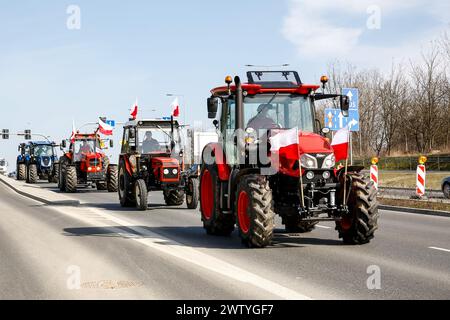 Gli agricoltori polacchi scendono in strada con i loro trattori con bandiere e striscioni polacche per protestare contro il Green Deal dell'UE e un'importazione di prodotti agricoli da paesi terzi, tra cui l'Ucraina, a Cracovia, in Polonia, il 20 marzo 2024. Foto Stock
