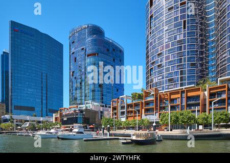 Il quartier generale della Chevron, il Ritz Carlton e le Towers a Elizabeth Quay con barche ormeggiate in primo piano, Perth, Australia Occidentale. Foto Stock