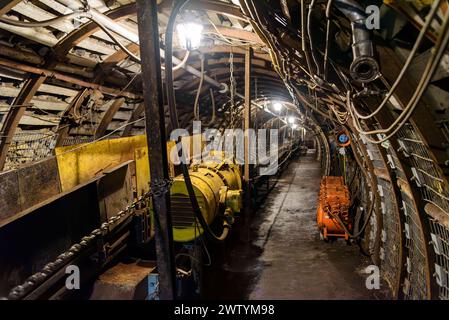 Trasportatore sotterraneo nel tunnel minerario per il trasporto del carbone Foto Stock