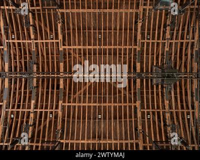 Vista verso l'alto verso il gantry e il soffitto a volta in legno. Brighton Dome Corn Exchange and Studio Theatre, Brighton, Regno Unito. Architetto: Feilden C. Foto Stock