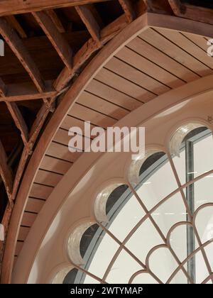 Dettaglio del soffitto in legno e della finestra vittoriana. Brighton Dome Corn Exchange and Studio Theatre, Brighton, Regno Unito. Architetto: Feilden Clegg Brad Foto Stock