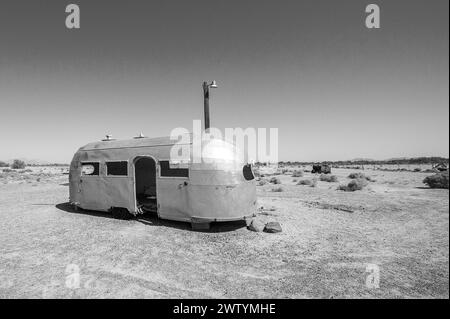 Old Airstream Trailer presso il Bagdad Café nel deserto del Mojave sulla Route 66 a Newberry Springs, CALIFORNIA, protagonista del film cult di Percy Adlon. Foto Stock