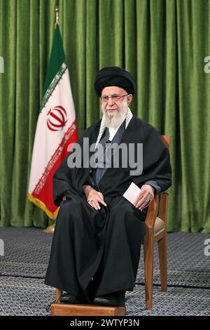 Teheran, Iran. 20 marzo 2024. Il leader supremo iraniano, l'Ayatollah ALI KHAMENEI, che tiene il discorso annuale trasmesso in televisione alla nazione per Nowruz, il capodanno persiano, a Teheran. Nowruz, che significa nuovo giorno, è un festival per celebrare il capodanno persiano, che inizia con il primo giorno di primavera. (Immagine di credito: © Ufficio del leader supremo iraniano tramite ZUMA Press Wire) SOLO USO EDITORIALE! Non per USO commerciale! Foto Stock