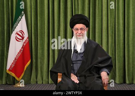 Teheran, Iran. 20 marzo 2024. Il leader supremo iraniano, l'Ayatollah ALI KHAMENEI, che tiene il discorso annuale trasmesso in televisione alla nazione per Nowruz, il capodanno persiano, a Teheran. Nowruz, che significa nuovo giorno, è un festival per celebrare il capodanno persiano, che inizia con il primo giorno di primavera. (Immagine di credito: © Ufficio del leader supremo iraniano tramite ZUMA Press Wire) SOLO USO EDITORIALE! Non per USO commerciale! Foto Stock