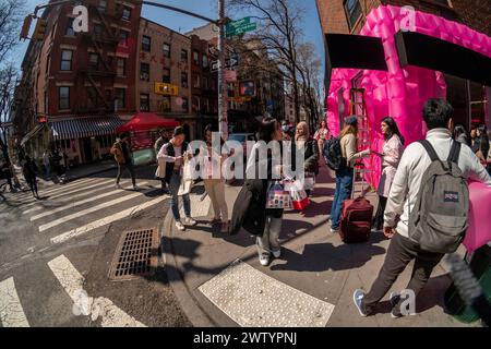 Centinaia di persone si allineano per acquistare prodotti scontati e campioni gratuiti presso la sede pop-up dell'azienda coreana MedicubeÕs SkinCare nel quartiere NoLita di New York giovedì 14 marzo 2024. Medicube produce un assortimento di prodotti e dispositivi per la cura della pelle. (© Richard B. Levine) Foto Stock