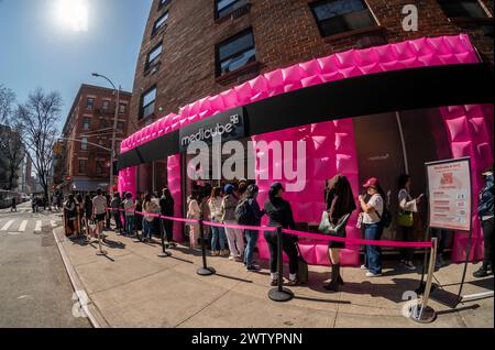 Centinaia di persone si allineano per acquistare prodotti scontati e campioni gratuiti presso la sede pop-up della compagnia coreana Medicube nel quartiere NoLita di New York giovedì 14 marzo 2024. Medicube produce un assortimento di prodotti e dispositivi per la cura della pelle. (© Richard B. Levine) Foto Stock