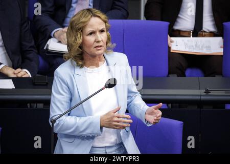 Steffi Lemke, Bundesministerin fuer Umwelt, Naturschutz, nukleare Sicherheit und Verbraucherschutz, aufgenommen waehrend der Regierungsbefragung im Deutschen Bundestag. Berlino, 20.03.2024. Berlin Deutschland *** Steffi Lemke, Ministro federale dell'ambiente, della conservazione della natura, della sicurezza nucleare e della tutela dei consumatori, registrato durante un interrogatorio governativo al Bundestag tedesco di Berlino, 20 03 2024 Berlino Germania Copyright: xJaninexSchmitzxphotothek.dex Foto Stock