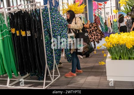 Centinaia di clienti si affollano nei cantieri Shed in Hudson per la presentazione di due giorni della collezione Diane Von Furstenberg per Target di venerdì 15 marzo 2024. L'evento di anteprima ha consentito ai clienti di acquistare fino a dieci articoli della collezione, che saranno disponibili nei negozi Target la prossima settimana, il 23 marzo. (© Richard B. Levine) Foto Stock