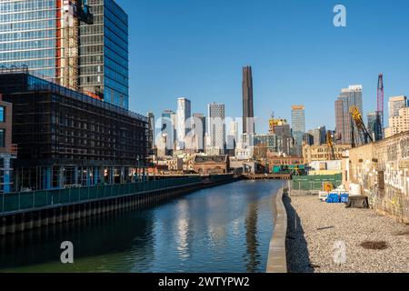 Sviluppo nel quartiere Gowanus di Brooklyn a New York sabato 16 marzo 2024. Lo skyline di Downtown Brooklyn è in lontananza e mostra la Brooklyn Tower, l'edificio più alto di Brooklyn. (© Richard B. Levine) Foto Stock