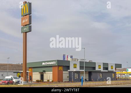 Belgrado, Serbia - 10 febbraio 2024: Fast food McDonalds con Mc Drive presso l'autostrada Ava Shopping Park. Foto Stock