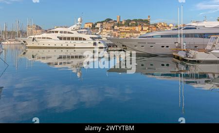 Cannes, Francia - 1° febbraio 2016: Yacht di lusso ormeggiati a Cannes Marina Sunny Winter Day Calm Sea. Foto Stock