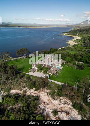 Paesaggio della costa della baia, territorio alberghiero. Ottobre a Hermanus Klein River Lagoon, Kleinriversvlei, Riversvlei, Sudafrica. Foto del drone aereo. Foto Stock