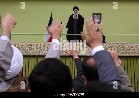 Teheran, Iran. 20 marzo 2024. Il leader supremo iraniano, l'Ayatollah Ali Khamenei, è in piedi mentre la gente lo accoglie prima del suo discorso annuale in occasione del capodanno persiano (Nowruz). Credito: -/Ufficio del leader supremo iraniano/dpa - ATTENZIONE: Solo per uso editoriale e solo se il credito di cui sopra è citato in pieno/dpa/Alamy Live News Foto Stock