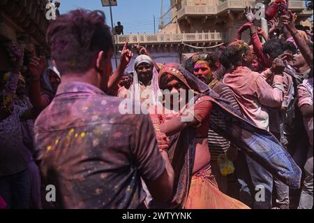 Nandgaon, Uttar Pradesh, India. 19 marzo 2024. Le persone ballano in un tempio prima di suonare Lathmar Holi, nel villaggio di Nandgaon, nello stato indiano di Uttar Pradesh, India, il 19 marzo 2024. (Credit Image: © Kabir Jhangiani/ZUMA Press Wire) SOLO PER USO EDITORIALE! Non per USO commerciale! Foto Stock