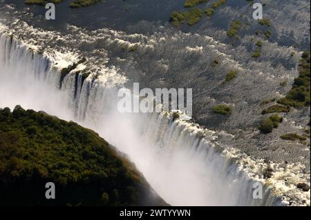 Vista aerea del fiume Zambesi e delle fragorose cascate Vittoria nello Zimbabwe, viste da un elicottero Foto Stock