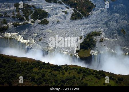 Vista aerea del fiume Zambesi e delle fragorose cascate Vittoria nello Zimbabwe, viste da un elicottero Foto Stock