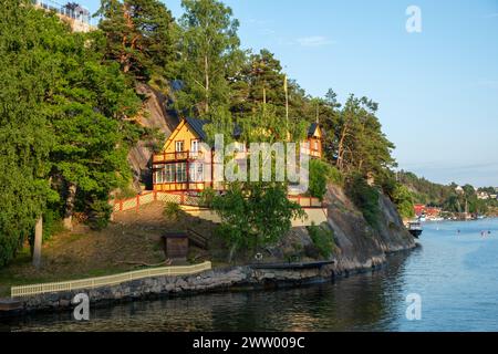 Antica villa tradizionale sul mare di Sandhamn, Arcipelago, Stoccolma, Svezia. Riflesso del cottage in acqua di mare, vista della natura dalla nave da crociera. Foto Stock