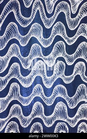 Vermi ricci che si spogliano con una penna bianca. La tecnica di taglio vicino ai bordi offre un effetto di messa a fuoco morbido a causa della rugosità alterata della superficie della penna Foto Stock