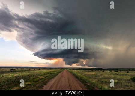 Le nuvole di tempesta di Supercell e la strada sterrata in Colorado Foto Stock