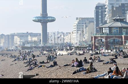 Brighton Regno Unito 20 marzo 2024 - i visitatori godono di una calda giornata di sole sul lungomare e sulla spiaggia di Brighton, dato che le temperature previste raggiungono i 17 gradi in alcune parti del Sud Est oggi: Credit Simon Dack / Alamy Live News Foto Stock