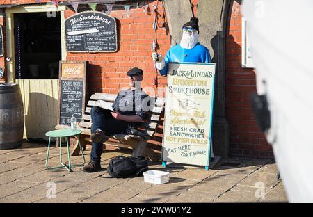 Brighton Regno Unito 20 marzo 2024 - i visitatori godono di una calda giornata di sole sul lungomare e sulla spiaggia di Brighton, dato che le temperature previste raggiungono i 17 gradi in alcune parti del Sud Est oggi: Credit Simon Dack / Alamy Live News Foto Stock