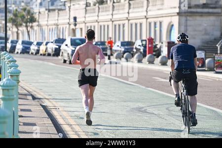 Brighton Regno Unito 20 marzo 2024 - i visitatori godono di una calda giornata di sole sul lungomare e sulla spiaggia di Brighton, dato che le temperature previste raggiungono i 17 gradi in alcune parti del Sud Est oggi: Credit Simon Dack / Alamy Live News Foto Stock