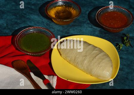 Siddu, uno speciale piatto tradizionale dell'Himachal Pradesh. È un pane di farina di grano al vapore ripieno di lenticchie nere, frutta secca, ecc. Foto Stock