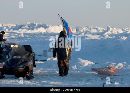 Ned Arey Capitano dopo aver catturato una balena in primavera sul ghiaccio del branco sul Mar dei Chukchi, al largo della costa di Utqiagvik, Alaska Foto Stock