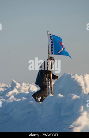 Ned Arey Capitano dopo aver catturato una balena in primavera sul ghiaccio del branco sul Mar dei Chukchi, al largo della costa di Utqiagvik, Alaska Foto Stock