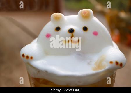 Primo piano dell'adorabile e soffice orso polare 3D latte Art sul caffè freddo Foto Stock