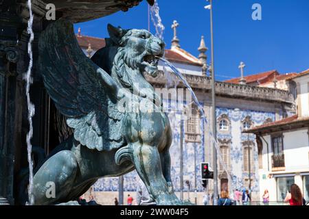 Portogallo, Porto, fontane su Prac de Gomes Teixeira con la Chiesa di nostra Signora di Carmo (Igreja do Carmo) oltre Foto Stock