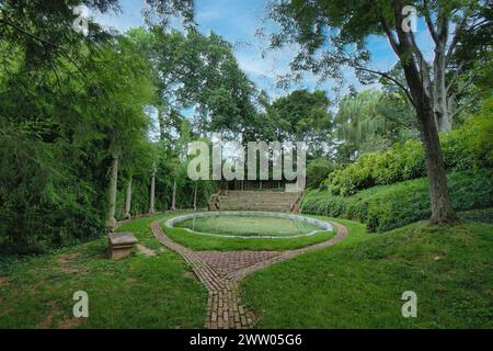 Sentiero per uno stagno in un giardino formale Foto Stock