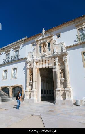 Portogallo, provincia litorale di Beira, Coimbra, la "porta Férrea" (la "porta di ferro" - ingresso storico all'Università di Coimbra) Foto Stock