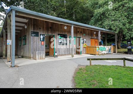 Il blocco WC di Cardinham Woods, un sito gestito da Forestry England, Cornovaglia, Inghilterra, Regno Unito Foto Stock