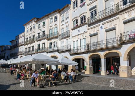 Portogallo, regione dell'Alentejo, Évora, architettura tradizionale e caffetterie in piazza Giraldo Foto Stock