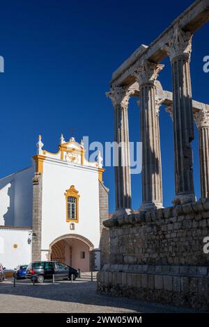 Portogallo, regione di Alentejo, Évora, il Tempio Romano di Évora (Templo Romano de Évora) e la Chiesa di San Giovanni Evangelista Foto Stock