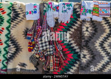 Tradizionale ricamo popolare rumeno, specifico sulla zona di Maramures, esposto in vendita. Foto Stock