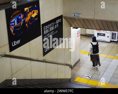 TOKYO, GIAPPONE - 17 marzo 2024: Interno della stazione della metropolitana di Nagatacho a Tokyo con poster che pubblicizzano i taxi Uber. Foto Stock