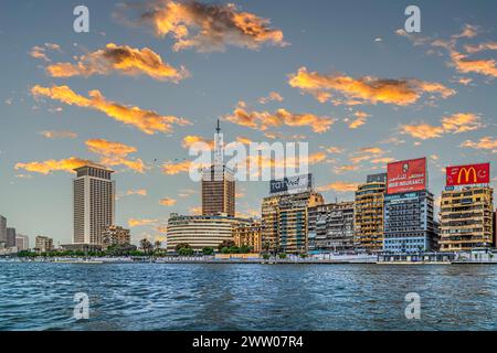 CAIRO, EGITTO - 26 APRILE 2022: Vista dal fiume Nilo con grattacieli dal centro della città. Foto Stock