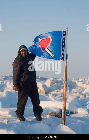 Ned Arey Capitano dopo aver catturato una balena in primavera sul ghiaccio del branco sul Mar dei Chukchi, al largo della costa di Utqiagvik, Alaska Foto Stock