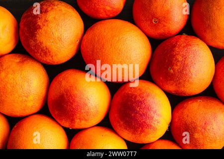 Gruppo di arance ematiche viste dall'alto: Gruppo di arance di lampone intere viste direttamente dall'alto Foto Stock